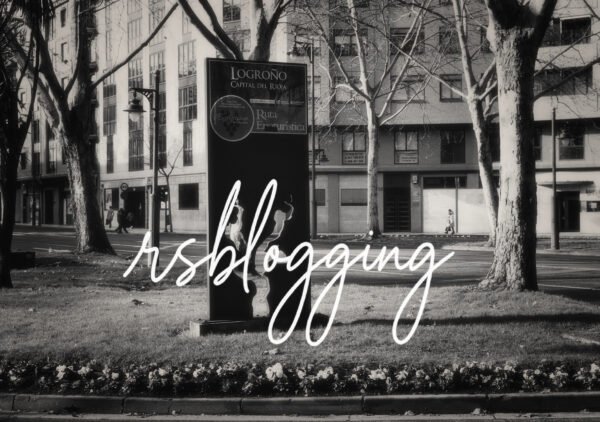 Cartel de bienvenida a Logroño, Capital del Rioja, capturado en blanco y negro