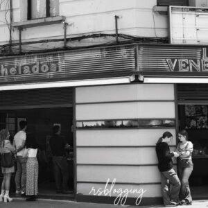Personas haciendo cola y conversando frente a la heladería La Veneciana en Logroño, en una escena urbana cotidiana.