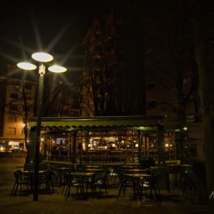 Terraza del Café La Fundación en Logroño bajo farolas durante la noche
