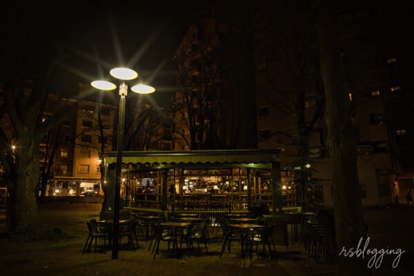 Terraza del Café La Fundación en Logroño bajo farolas durante la noche