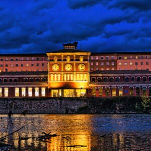 Vista nocturna de la Casa de las Ciencias de Logroño reflejada en el río Ebro