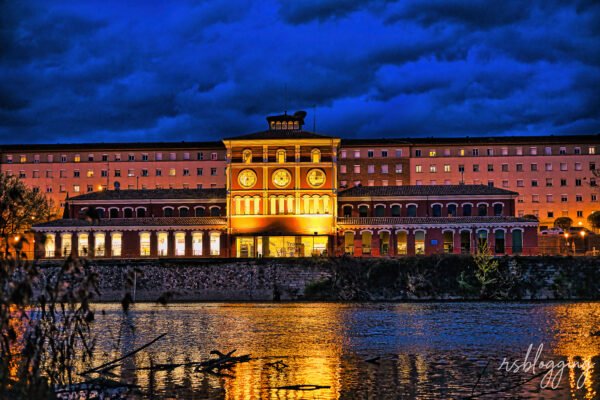 Vista nocturna de la Casa de las Ciencias de Logroño reflejada en el río Ebro