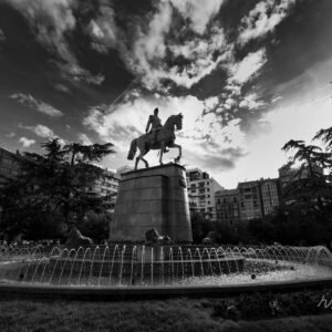 Estatua ecuestre del Espartero en Logroño con fuente en primer plano