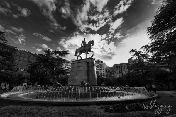 Estatua ecuestre del Espartero en Logroño con fuente en primer plano