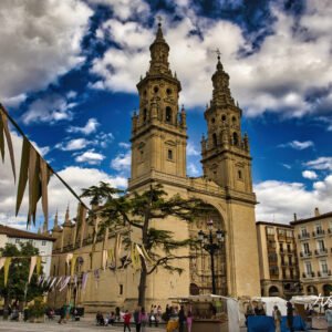 Concatedral de Logroño con decoración y puestos callejeros en la plaza