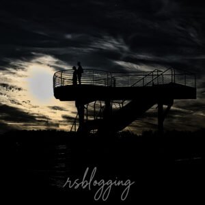 Pareja contemplando el atardecer desde el mirador de La Ribera en Logroño