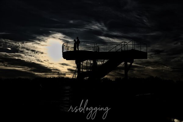Pareja contemplando el atardecer desde el mirador de La Ribera en Logroño