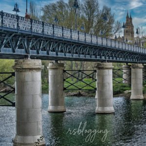 Puente de Hierro de Logroño sobre el Ebro con la Concatedral al fondo