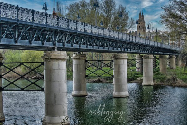 Puente de Hierro de Logroño sobre el Ebro con la Concatedral al fondo