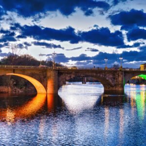 Puente de Piedra de Logroño reflejado en el río Ebro con luces de colores al anochecer